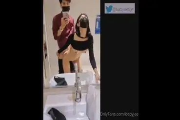Gadis Rekan Kerja Cantik Pasrah Goyang Kasur
